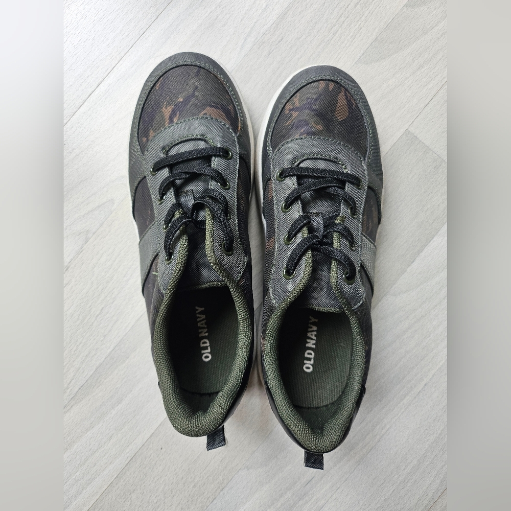 Old navy boys camo sneakers size 2